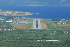 Foto: Michael Benz, https://de.wikipedia.org/wiki/Datei:FlughafenSamos.jpg