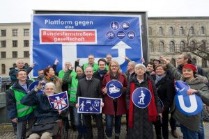 Berlin, 18.02.2016, Aktion vor dem Eingang zum Bundesverkehrsministerium, von Gewerkschaften, Umwelt - und Verkehrsverbänden, sowie Parlamentariern aus Bundestagsfraktionen, © Rolf Zoellner.