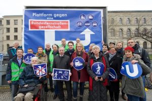 Berlin, 18.02.2016, Aktion vor dem Eingang zum Bundesverkehrsministerium, von Gewerkschaften, Umwelt - und Verkehrsverbänden, sowie Parlamentariern aus Bundestagsfraktionen, © Rolf Zoellner.