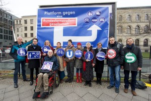 Berlin, 18.02.2016, Aktion vor dem Eingang zum Bundesverkehrsministerium, von Gewerkschaften, Umwelt - und Verkehrsverbänden, sowie Parlamentariern aus Bundestagsfraktionen, © Rolf Zoellner.