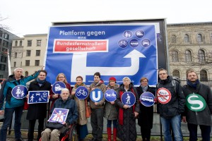 Berlin, 18.02.2016, Aktion vor dem Eingang zum Bundesverkehrsministerium, von Gewerkschaften, Umwelt - und Verkehrsverbänden, sowie Parlamentariern aus Bundestagsfraktionen, © Rolf Zoellner.