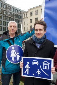 Berlin, 18.02.2016, Aktion von Gemeingut in BürgerInnenhand, vor dem Eingang zum Bundesverkehrsministerium, links: Herbert Behrens, Die Linke, rechts: Sven-Christian Kindler, Bündnis 90 / Die Grünen © Rolf Zoellner.