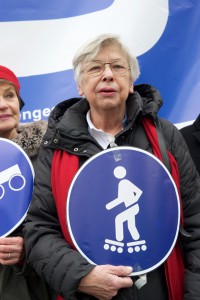 Berlin, 18.02.2016, Ulrike Kölver vor dem Eingang zum Bundesverkehrsministerium, © Rolf Zoellner.