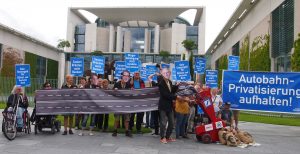 Autobahnprivatisierung aufhalten: Aktion von GiB und campact vor dem Kanzleramt