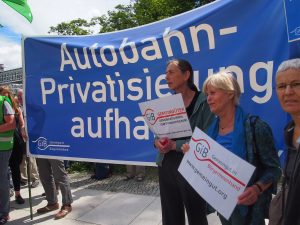 Aktion gegen die Autobahnprivatisierung vor der Bremer Landesvertretung