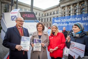 Unterschriftenübergabe an Malu Dreyer und Erwin Sellering am 8.12.2016 vor dem Bundesrat
