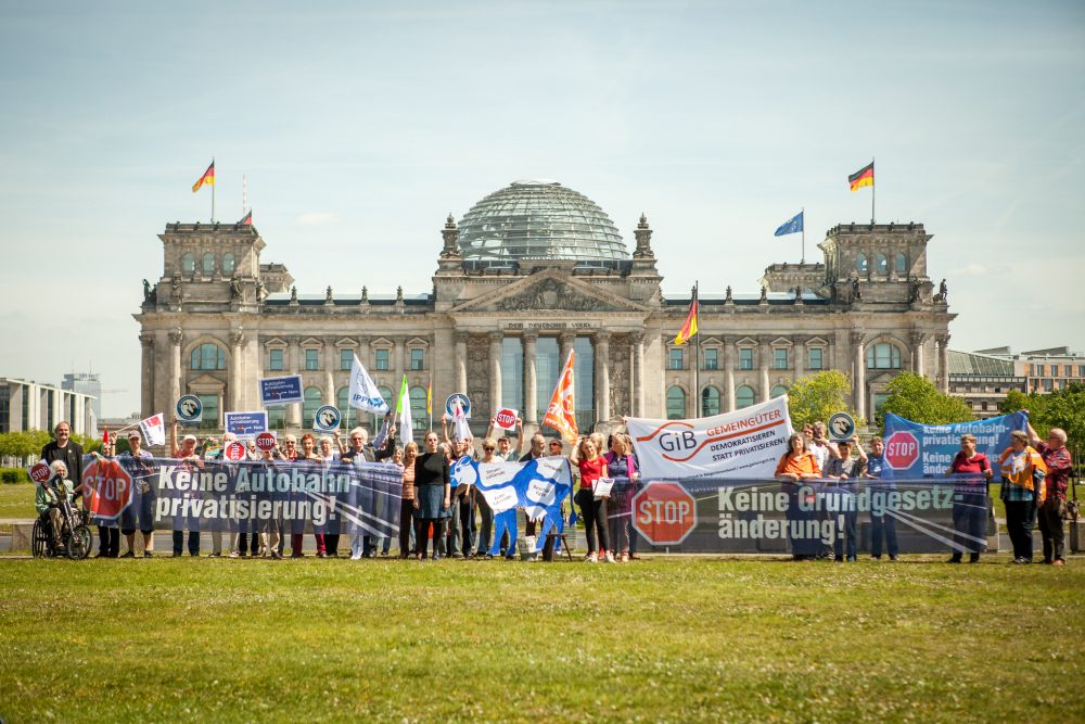 Das Bündnis "Keine Fernstraßengesellschaft" protestiert vor dem Deutschen Bundestag gegen die Autobahnprivatisierung. Bild: Jakob Huber