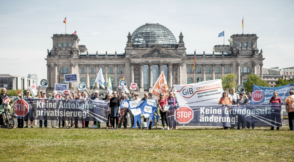 Die Große Koalition boxte am 1. Juni 2017 eine Grundgesetzänderung durch, die die Privatisierung der Autobahnen möglich macht: – Öffentlich-private Partnerschaften werden massiv ausgeweitet. Die Nachteile sind vielfältig: Transparenz und parlamentarische Kontrollmöglichkeiten schwinden, die Kosten steigen, die Schulden wachsen und wandern in Schattenhaushalte, eine Renaissance des Autobahnneubaus droht. Deswegen fordern wir: Autobahnprivatisierung stoppen!