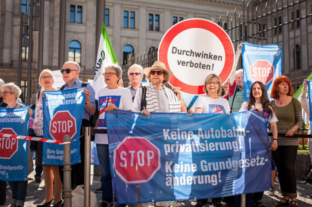Vor zwei Jahren stemmte sich GiB gegen die Autobahnprivatisierung. Der Info-Brief berichtet über die aktuellen Verzögerungen beim Aufbau der Autobahn GmbH sowie über die neuesten Entwicklungen der Schulbauprivatisierung in Berlin. Immense Gefahren für die Daseinsvorsorge gehen auch von den fondsbasierten Plänen zur Schienenwegfinanzierung der Deutschen Bahn AG aus.