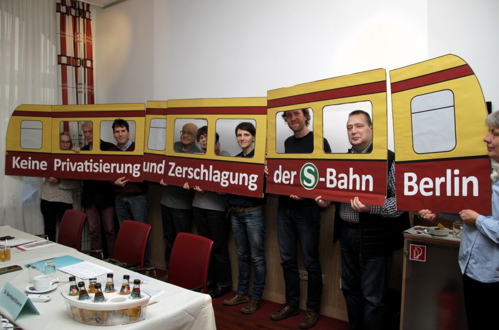 In einer gemeinsamen Pressekonferenz wiesen das Bündnis Bahn für Alle und Gemeingut in BürgerInnenhand (GiB) heute auf die Gefahren der Privatisierung und Zerschlagung der S-Bahn-Berlin durch die geplante Ausschreibung hin. Die Organisationen kündigen Widerstand gegen das Vorhaben an. Gleichzeitig zeigten sie auch Alternativen zu den derzeitigen Ausschreibungsplänen auf, so zum Beispiel eine landeseigene S-Bahn, an die der Betrieb direkt vergeben werden dürfte.