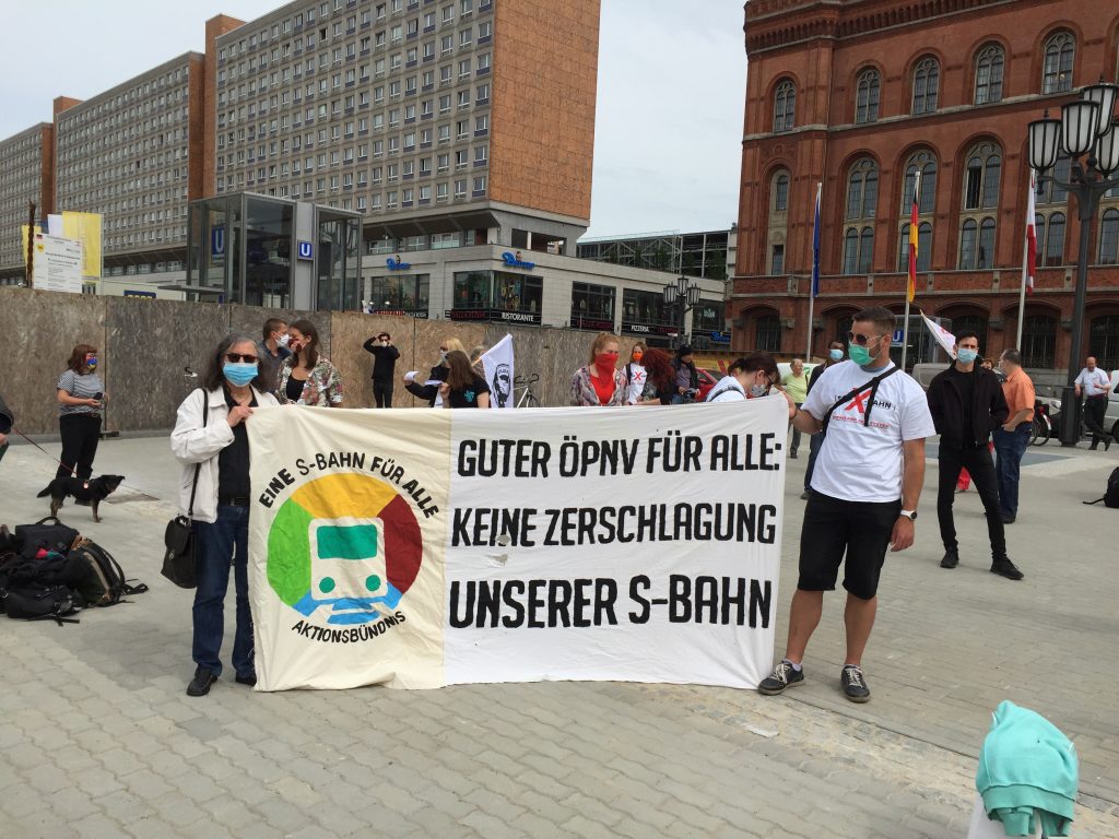 Der öffentliche Personennahverkehr ist systemrelevant, und es ist mehr als irrwitzig, in Zeiten des Klimawandels die S-Bahn – einen Teil der Daseinsvorsorge – derart zu schädigen, wie es der Berliner Senat mit der Ausschreibung vorhat. Wichtig ist es, im aktuellen Stadium mit Einzelpetitionen den elektronischen Briefkasten des Petitionsausschusses des Abgeordnetenhauses zum Glühen zu bringen. Machen Sie mit! Hier gibt es Musterpetitionen.