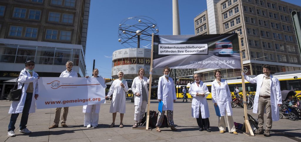 Im aktuellen Infobrief stellen wir die Ergebnisse der von GiB beauftragten Forsa-Umfrage vor, die deutlich macht, dass die große Mehrheit keine Krankenhausschließungen will. Unsere neue, bundesweite Petition soll unserem Einsatz gegen die Klinikschließungen weiteres Gewicht verleihen. Wir haben sie am Tag der Daseinsvorsorge gestartet – mitzeichnen ist ab jetzt möglich! Und wir berichten über Brisantes im Zusammenhang mit der Ausschreibung der S-Bahn Berlin.