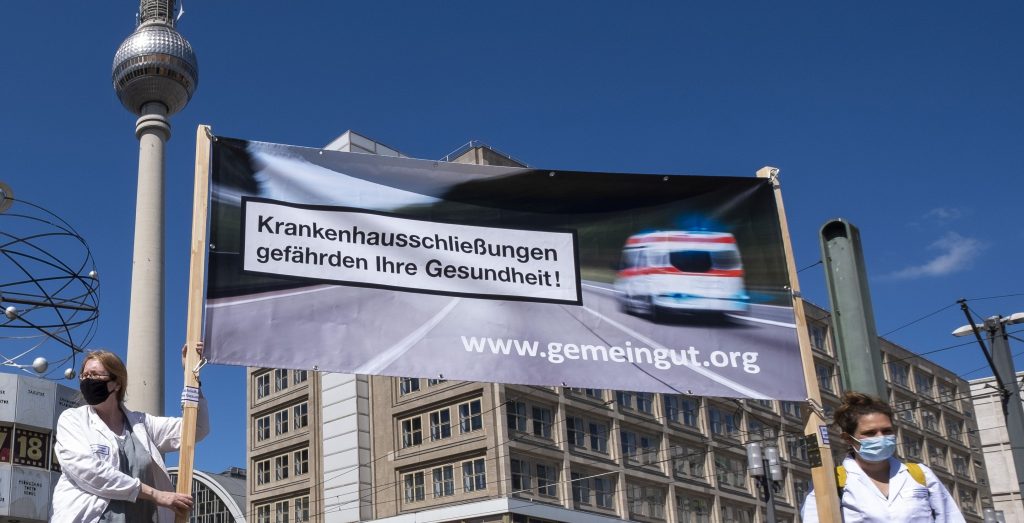 Krankenhauszukunftsgesetz – das klingt toll. Und ist tatsächlich wichtig. Der Gesetzentwurf ernüchtert hingegen. Zwar ist es begrüßenswert, dass der Bund Krankenhausinvestitionen mit drei Milliarden Euro fördern will. Aber der derzeitige Investitionsstau bei Kliniken beträgt rund 50 Milliarden Euro. Und dem Bettenabbau und den Klinikschließungen wird durch das Gesetz auch nicht Einhalt geboten. Mehr dazu in der Stellungnahme und Pressemitteilung von GiB.