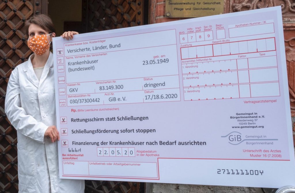 Das Gedächtnis der Politik ist anscheinend kurz: Kaum sanken die Corona-Infektionszahlen, gingen in der Sommerpause die Krankenhausschließungen wieder los. So musste am 1. August in Vohenstrauß in Bayern ausgerechnet eine Corona-Schwerpunktklinik zumachen – die fünfte Schließung in der Region innerhalb von 18 Monaten! Aber es gibt auch ermutigende Gegenbeispiele, so in Oberkirch und Peine. Über die aktuelle Lage berichtet der neue GiB-Infobrief.