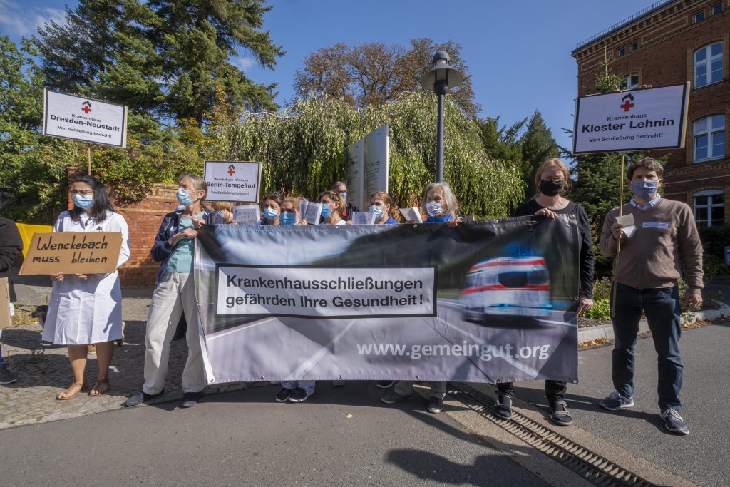 Am 18. September soll im Bundestag das sogenannte Krankenhauszukunftsgesetz verabschiedet werden. Dagegen protestierte Gemeingut in BürgerInnenhand zusammen mit den Beschäftigten des Wenckebach-Klinikums. Das Wenckebach-Klinikum steht symbolisch für viele Krankenhäuser bundesweit, die von Schließungen bedroht sind.