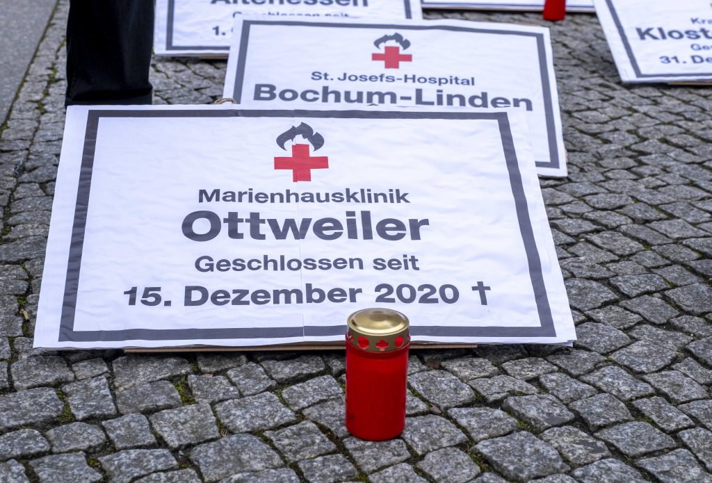 Fast 40 Prozent der 1.914 Krankenhäuser sind Fachkliniken. Für die Behandlung von Corona-PatientInnen sowie generell für eine flächendeckende stationäre Versorgung brauchen wir jedoch Allgemeinkrankenhäuser, die über ein breites interdisziplinäres Leistungsspektrum einschließlich Intensivstation und Notfallversorgung verfügen. Geschlossen werden aber vor allem Allgemeinkrankenhäuser.