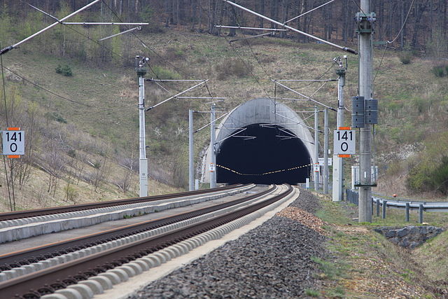 Genau 24 Stunden vor der Bilanzpressekonferenz der Deutschen Bahn AG gab das Bündnis Bahn für Alle seinen diesjährigen Alternativen Geschäftsbericht der Deutschen Bahn heraus. Das Bündnis stellte sein 76-seitiges Bahnjahr-Resümee in einer Online-Pressekonferenz vor. Der Alternative Bericht 2020/21 endet mit dem Aufruf „Wir wollen unsere Bahn zurück!“, für den ab sofort Unterschriften gesammelt werden.