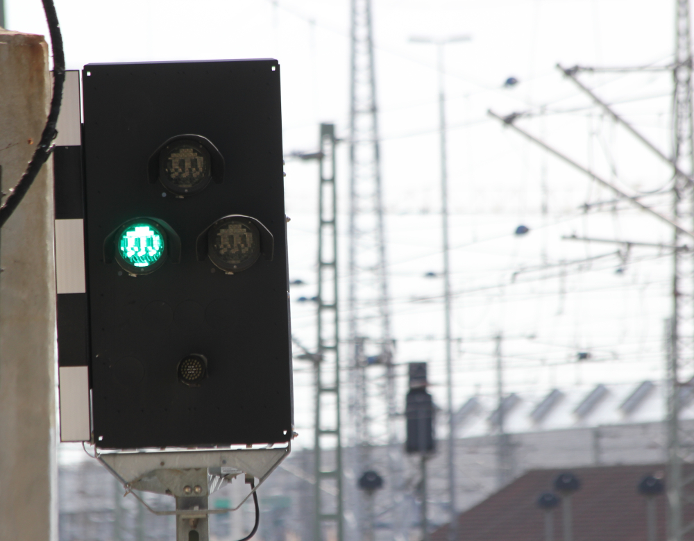 Das Bündnis Bahn für Alle fordert, pro Jahr mindestens 2,6 Prozent des Netzes in Deutschland zu elektrifizieren und gleichzeitig die Anschaffung weiterer Diesel-Loks zu stoppen. Deutschland hat sich verpflichtet, seine Kohlendioxidemissionen zügig auf null zu reduzieren. Die Bahn spielt hierfür eine wichtige Rolle. Das Schienennetz in Deutschland ist in völlig unzureichendem Umfang elektrifiziert.