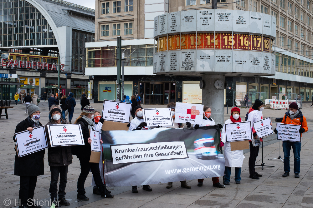 Das Bündnis Klinikrettung hat heute, am Weltgesundheitstag, mit einer Aktion auf dem Berliner Alexanderplatz erneut gegen die bundesweiten Klinikschließungen protestiert. Die Aktiven verteilten unter anderem die Sonderzeitung „Klinikschließungen: Zahlen, Gründe, Folgen“ und sammelten Unterschriften für einen sofortigen Stopp der Klinikschließungen. Aktuell sind über 30 Klinikstandorte in Deutschland bedroht.