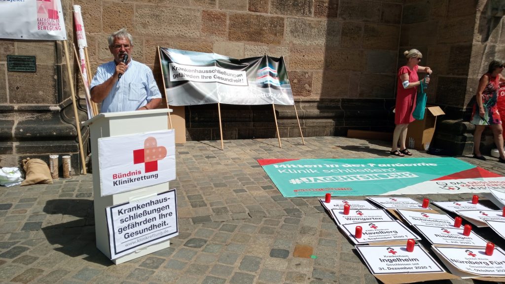 Heute veranstalteten drei Initiativen in Nürnberg eine Protestaktion, um auf die bundesweiten Klinikschließungen aufmerksam zu machen. Anlass ist die 94. Gesundheitsministerkonferenz, die morgen beginnt. Vor der Nürnberger Lorenzkirche stellten die Veranstalter