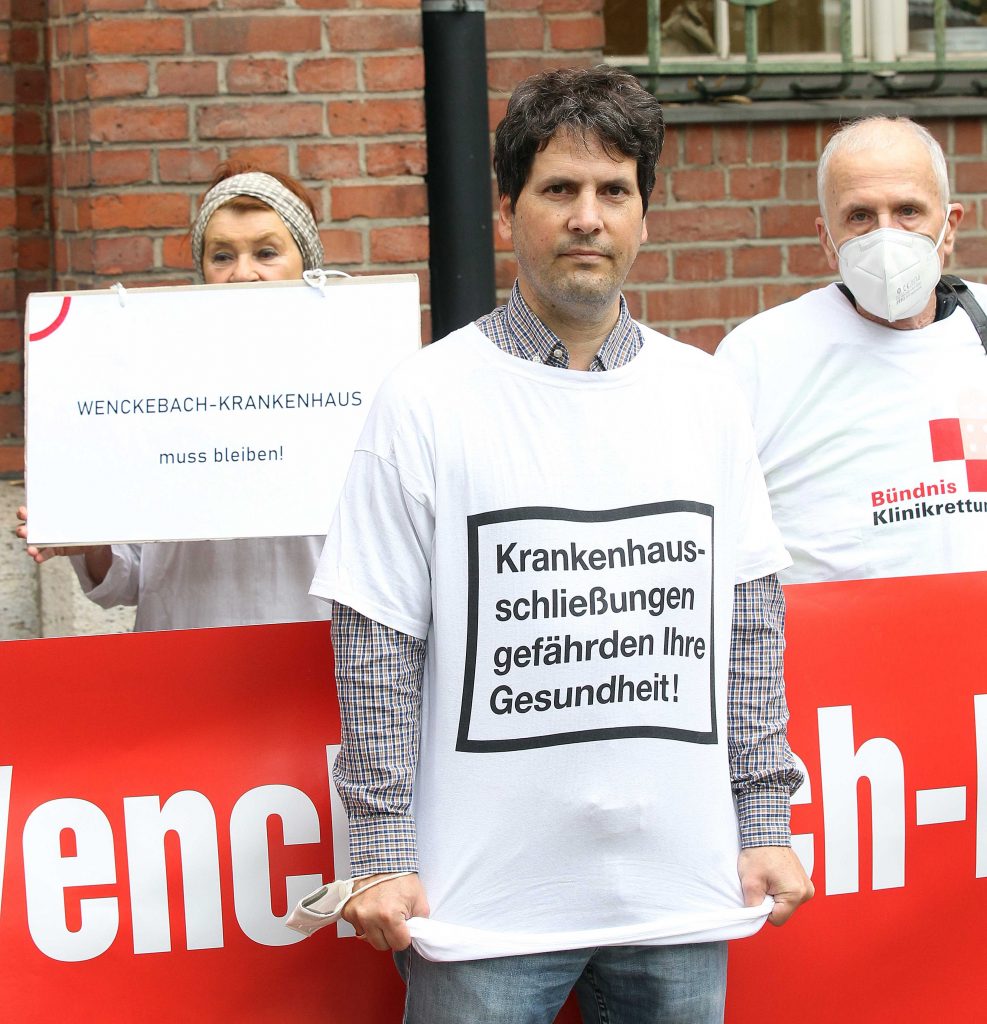 Auf seiner heutigen Bilanzpressekonferenz machte das Bündnis Klinikrettung auf den Notstand in der Krankenhausversorgung aufmerksam. Auch im Jahr 2021 wird der Kahlschlag in der deutschen Kliniklandschaft fortgesetzt. So sind 2021 bundesweit insgesamt neun Klinikschließungen zu verzeichnen, hinzu kommen 22 Fälle von Teilschließungen. Teilschließungen leiten erfahrungsgemäß meist eine spätere komplette Schließung ein.