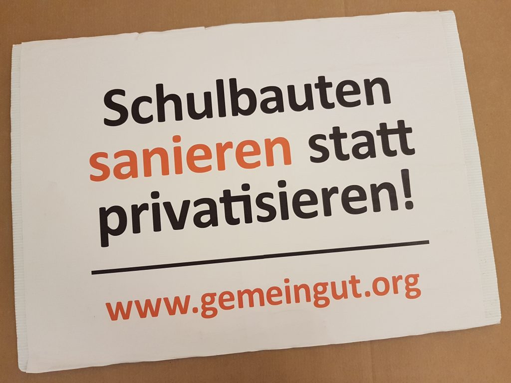 In einer Pressemitteilung kritisiert Gemeingut in BürgerInnenhand den Berliner Senat scharf für sein Festhalten an der Howoge als Schulbauträger. Wie eine aktuelle parlamentarische Anfrage zeigt, wird es die Wohnungsbaugesellschaft nicht schaffen, bis 2026 einen Schulplatz bereitzustellen. Die Sanierungen im Schulbau dauern sogar bis mindestens 2030. Nicht nur ein Skandal, sondern ein Desaster für SchülerInnen, Lehrpersonal und Eltern.


 