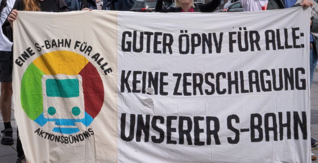 Die Bündnisse EINE S-Bahn für ALLE, Bahn für Alle sowie Gemeingut lehnen den Vorschlag des Kammergerichts Berlin aus der Verhandlung am 23. Februar für eine Einigung mit Alstom ab. Sie fordern in ihrer heutigen Pressemitteilung den Abbruch der milliardenschweren Ausschreibung und stattdessen die Kommunalisierung der S-Bahn in Berlin.