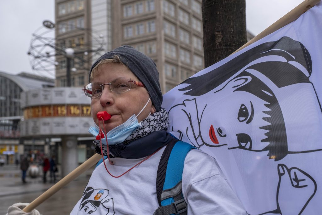 Das Bündnis Klinikrettung hat zum Tag der PatientInnen mit einer Aktion auf dem Berliner Alexanderplatz den bundesweiten Klinikkahlschlag skandalisiert. Die AktivistInnen stellten die im Jahr 2021 erfolgten Klinikschließungen sowie die derzeit akut bedrohten Krankenhäuser symbolisch mit über achtzig Luftballons dar und ließen sie platzen. Außerdem läuteten die KlinikretterInnen den Endspurt für die Petition „Bundesweite Krankenhausschließungen jetzt stoppen!“ ein.