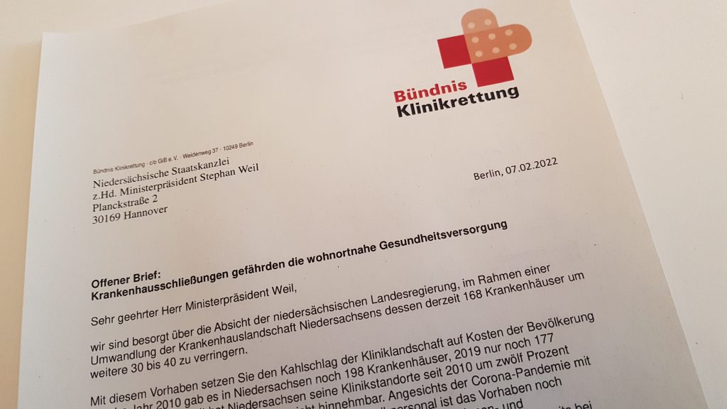Die niedersächsische Landesregierung plant in einem neuen Gesetzesentwurf die Ausdünnung der Krankenhauslandschaft. Danach sollen 30 bis 40 der derzeit 168 Krankenhäuser Niedersachsens schließen. Das Bündnis Klinikrettung kritisiert, dass die Pläne die wohnortnahe klinische Versorgung gefährden. In einem offenen Brief an Niedersachsens Regierung fordert das Bündnis, die Krankenhausschließungen auszusetzen und alle Krankenhäuser ausreichend zu finanzieren.