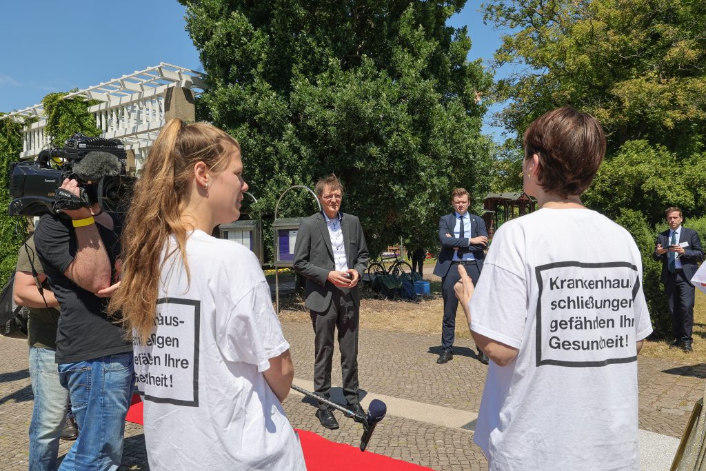 Krankenhausschließungen gefährden Menschenleben. Im neuen Infobrief ruft Gemeingut in BürgerInnenhand (GiB) dazu auf, dafür aus allen Teilen Deutschlands Beispiele einzusenden. Die Idee: gemeinsam der Öffentlichkeit klarmachen, welche gravierenden Gefahren die Schließungen für PatientInnen mit sich führen. Außerdem wertet der Bericht die neuesten Vorstöße von Bundesgesundheitsminister Lauterbach und seiner Krankenhaus-Reformkommission aus. Das Urteil: Der Klinik-Kahlschlag soll weiter vorangetrieben werden. Wie immer enthält der Infobrief auch eine ausführliche Presseschau zu den Themen, mit denen sich GiB befasst.