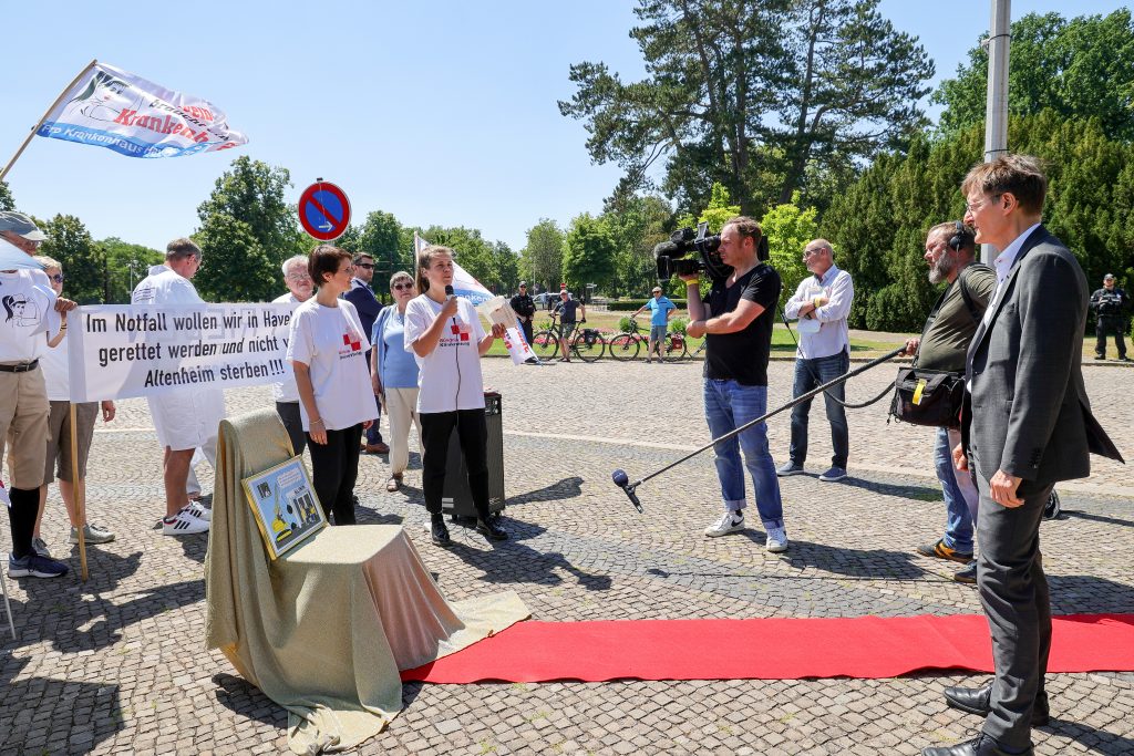 Der Bundesgesundheitsminister Lauterbach besuchte heute am Rande der GesundheitsministerInnnenkonferenz die Preisverleihung der „Goldenen Abrissbirne“. Die KlinikretterInnen stellten dem Minister die sechs Vorschläge des Bündnis Klinikrettung für eine Krankenhaus-Rettungsreform persönlich vor. Lauterbach reagierte mit der Zusage, das Bündnis bei der Erarbeitung der Krankenhausreform zu beteiligen.