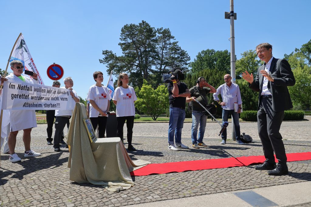 Großer Auftritt in Magdeburg. Im neuen Infobrief berichtet Gemeingut in BürgerInnenhand (GiB) von der Pressekonferenz, die das Bündnis Klinikrettung anlässlich der GesundheitsministerInnenkonferenz in Magdeburg veranstaltete. Im Anschluss an die Pressekonferenz verlieh das Bündnis den Schmähpreises die 