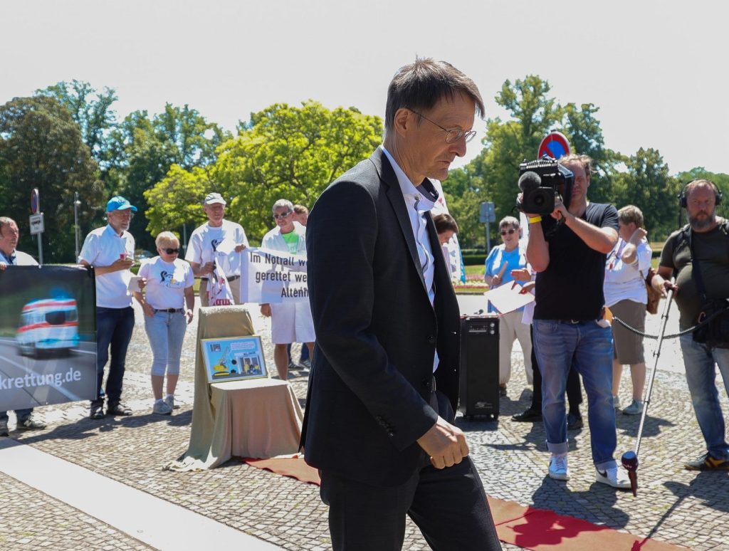 Trotz breiter Kritik an Bundesgesundheitsminister Karl Lauterbachs Krankenhausleveln ergab die Bund-Länder-Beratung vom 23. Mai keine substantiellen Veränderungen an seinen Reformvorschlägen. Um den besorgniserregenden Auswirkungen der Reform entgegenzutreten, hat das Bündnis Klinikrettung eine Petition an die Mitglieder des Gesundheitsausschuss im Bundestag und die MinisterpräsidentInnen der Länder gestartet.