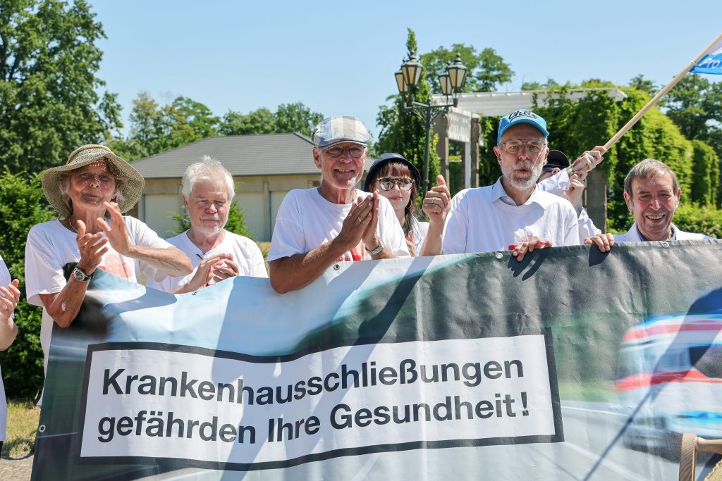 Am 29.6. tagt die Bund-Länder-Arbeitsgruppe und soll vor der Sommerpause die Weichen für die Krankenhausreform stellen. Lauterbach befürwortet die Schließung von 20 Prozent der Krankenhäuser. Gesundheitsökonom Reinhard Busse schlägt vor, 50 Prozent aller Kliniken schließen. Das Bündnis Klinikrettung veröffentlicht zusammen mit dieser Pressemitteilung seine Analyse zur aktuellen Debatte.