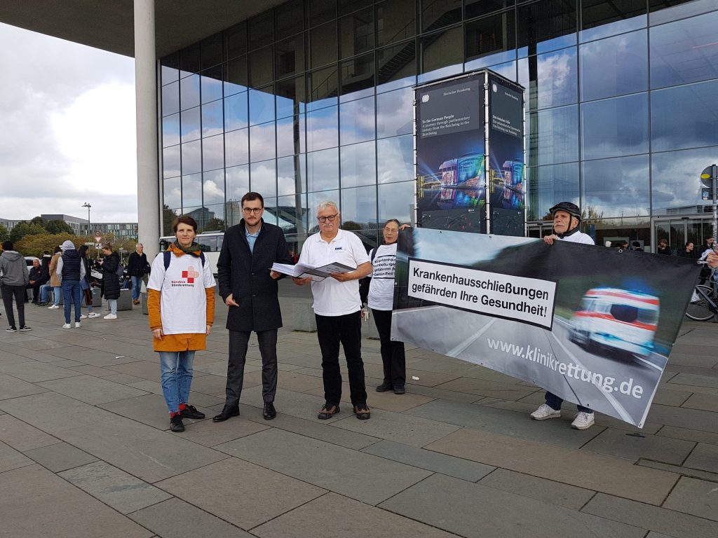 Der Sozialverband VdK Bayern und das Bündnis Klinikrettung übergaben heute 6.540 Unterschriften für den Erhalt der Landkreiskrankenhäuser im Landkreis Passau. Es geht um den Erhalt des Drei-Standorte-Konzepts mit den Kliniken in Vilshofen, Rotthalmünster und Wegscheid. Die Unterschriften überreichte Helmut Dendl, VdK Vorsitzender OV Vilshofen, an Johannes Schätzl, MdB aus dem Landkreis Passau.