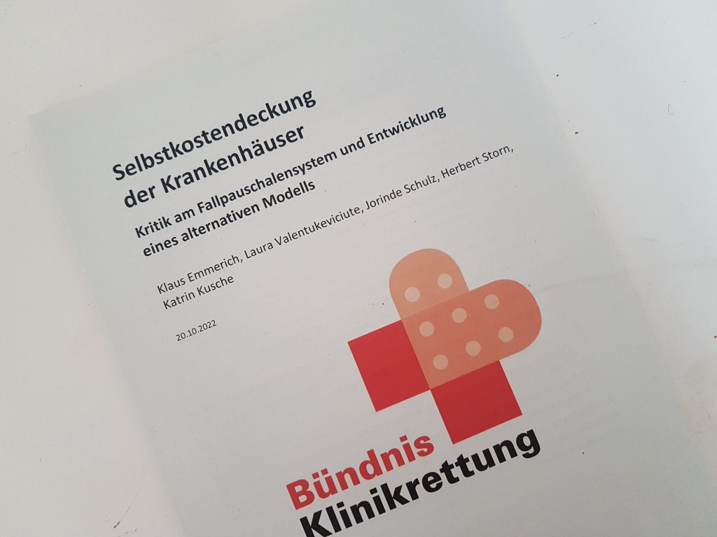 Das Bündnis Klinikrettung veröffentlicht heute eine Studie zur Selbstkostendeckung als neues Finanzierungsmodell für die deutschen Krankenhäuser. Damit steht in der Debatte um die Krankenhausreform nun ein konkreter Vorschlag für die Abschaffung der breit kritisierten Finanzierung über Fallpauschalen im Raum. Das Bündnis Klinikrettung hat die Studie dem Bundesgesundheitsminister Lauterbach und seiner Regierungskommission zugesandt.