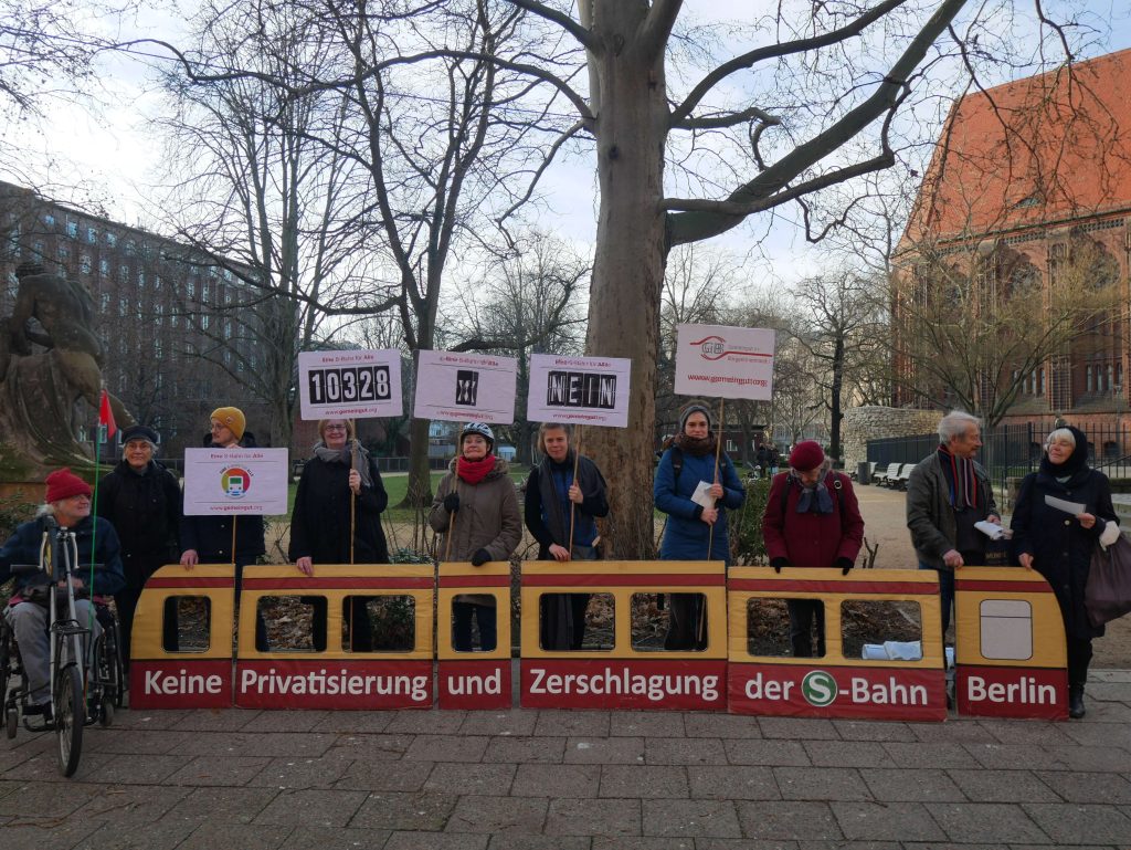 Die Bündnisse Bahn für Alle und EINE S-Bahn für ALLE sehen einen großen Widerspruch zwischen zwei Aussagen im Koalitionsvertrag: einerseits wollen die künftigen Koalitionspartner einen einheitlichen Betrieb der S-Bahn garantieren und andererseits streben sie an, die Ausschreibung abzuschließen. Das kommentieren die Bündnisse in iherer Pressemitteilung.