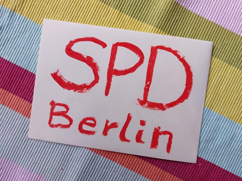 Zum Schulbau in Berlin haben wir CDU und SPD einen Brief geschickt. Wir fordern die beiden Parteien auf, die Einbindung der Howoge auf die laufenden Neubauprojekte zu begrenzen - und die Howoge mit sofortiger Wirkung von ihren Verträgen zur Schulsanierung zu entbinden.
