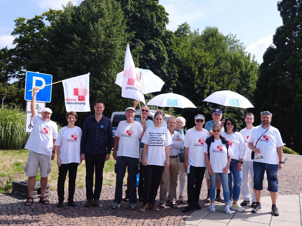 Pressemitteilung vom Bündnis Klinikrettung: Anlässlich der Gesundheitsministerkonferenz protestierte das Bündnis Klinikrettung heute gemeinsam mit weiteren Initiativen in Friedrichshafen gegen die geplante Krankenhausreform. Das Bündnis kürte Karl Lauterbach zum Preisträger der „Goldenen Abrissbirne“, dem Schmähpreis für Klinikschließer.