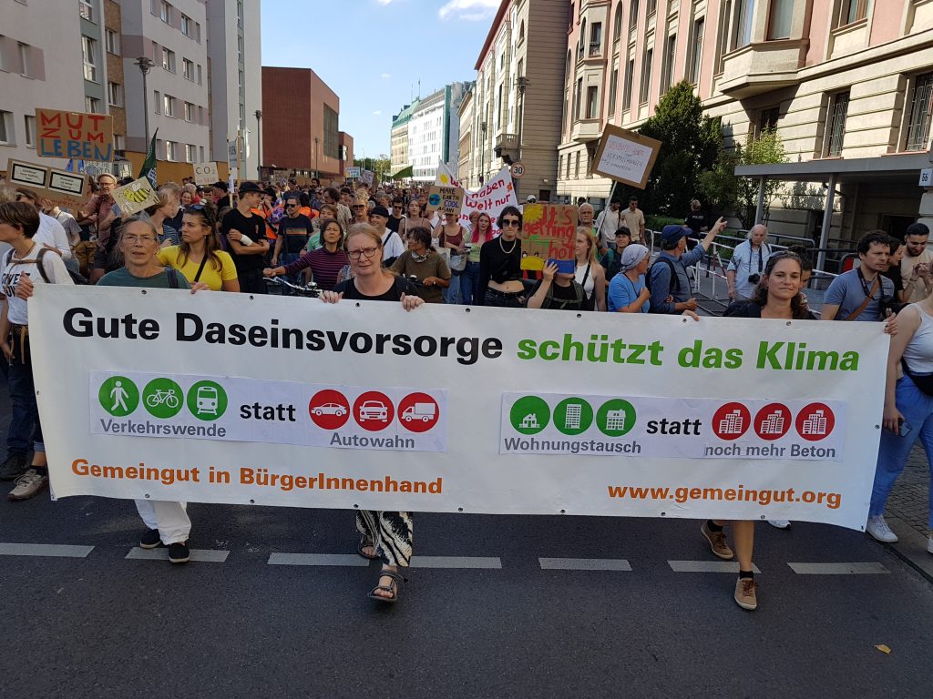 Aktive von Gemeingut haben am 15.09.2023 beim weltweiten Klimastreik mitgemacht. Gemeinsam mit etwa 20.000 Menschen nahmen wir mit eigenem Banner an der Demonstration in Berlin teil – der größten der 250 Kundgebungen in Deutschland. Von den Verantwortlichen in der Politik wurde die konsequente Umsetzung von Maßnahmen zur Verringerung von Treibhausgasen gefordert.