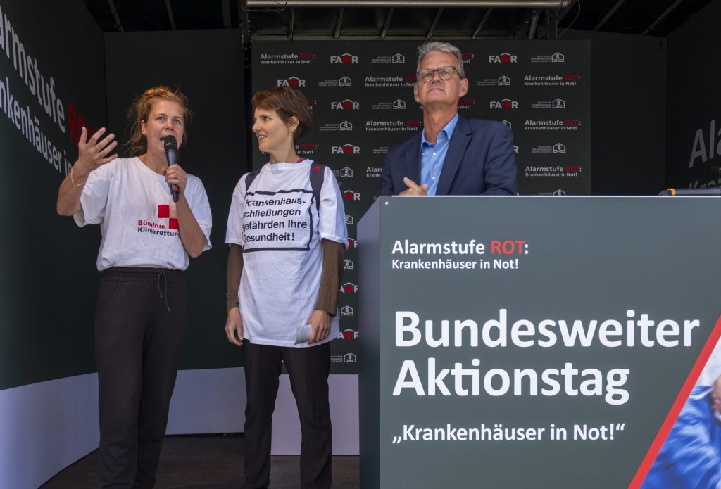 Das Bündnis Klinikrettung protestiert heute gemeinsam mit anderen Krankenhausbeschäftigten gegen Lauterbachs Krankenhaus-Kahlschlag. Das Bündnis kritisiert, dass Lauterbach den Krankenhäusern trotz Inflation und massiv gestiegener Energiekosten Hilfszahlungen verweigert und fordert darüber hinaus einen radikalen Kurswechsel bei der Krankenhausreform und ein Ende der Krankenhausschließungen.

 