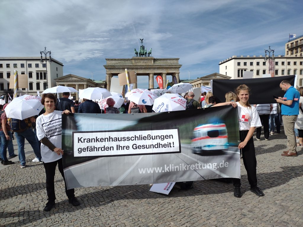 Die aktuelle Erhebung der Deutschen Gesellschaft für Notfallmedizin ergab, dass jede zweite Notaufnahme überlastet ist. Das gefährdet die Patientensicherheit. Diesen Zustand kritisiert das Bündnis Klinikrettung in seiner Pressemitteilung und fordert vom Bundeskanzler Merz Schritte hin zu einer gerechten Gesundheitspolitik.