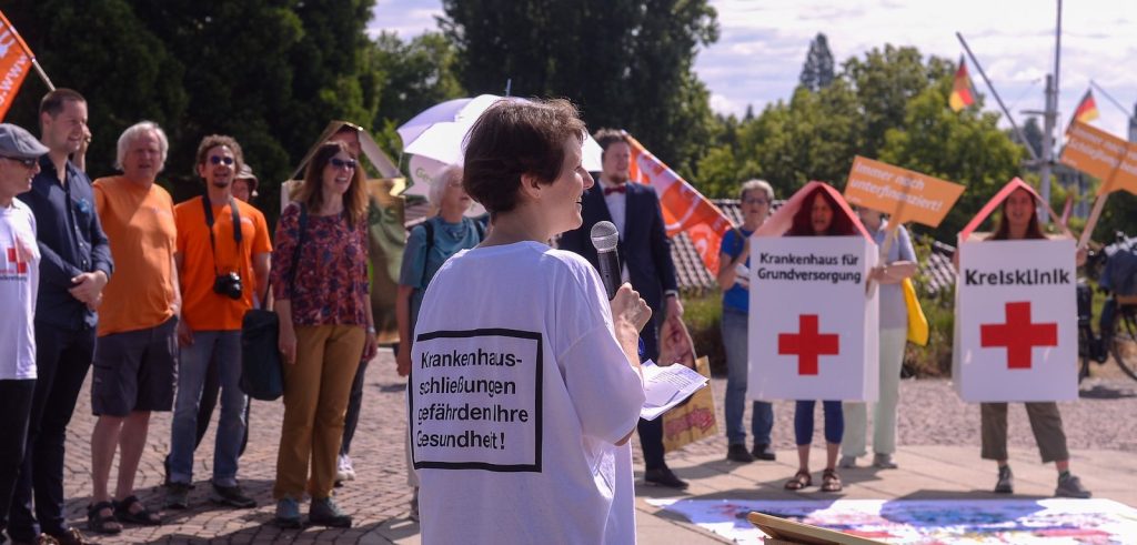 Die Daseinsvorsorge leidet unter dem Mantra, es sei nicht genug Geld vorhanden. Das geht seit Jahren so und betrifft unter anderem auch Krankenhäuser und Schulen. So werden beispielsweise Kliniken durch die von Bundesgesundheitsminister Lauterbach geplante Krankenhausreform keinen Cent zusätzlich erhalten. Weitere Krankenhausschließungen sind dadurch vorprogrammiert. Darüber und über das, was wir dagegen tun können, berichtet der aktuelle Infobrief von Gemeingut.