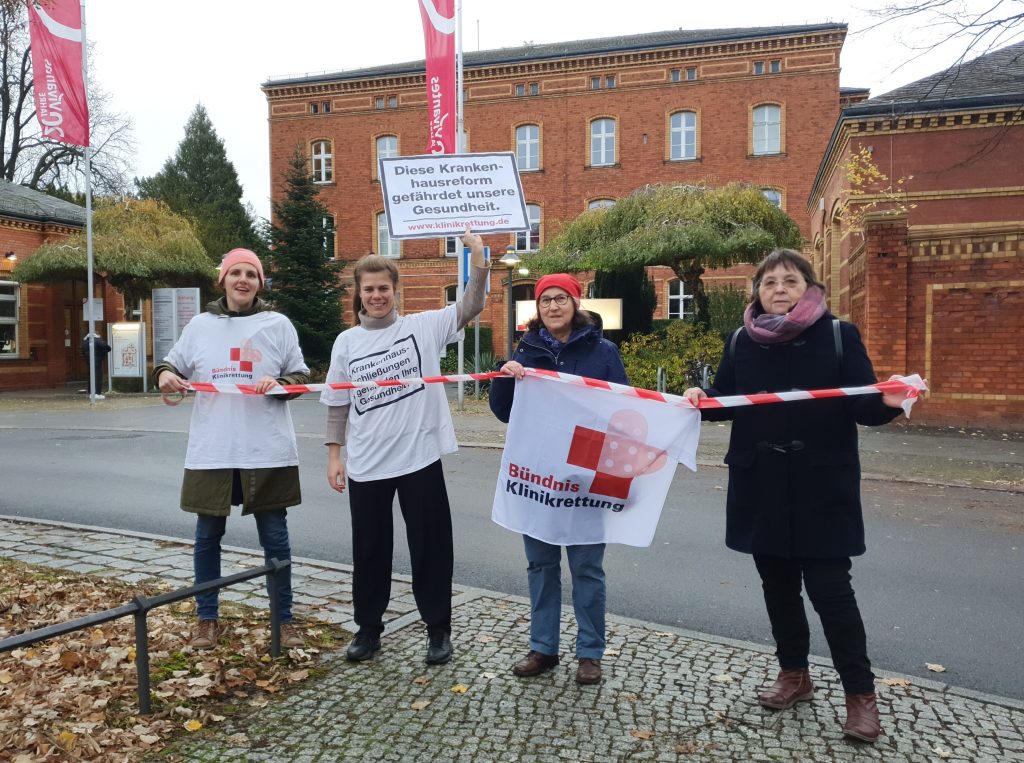 Lauterbachs Krankenhausreform nimmt Form an: Heute tagt eine Bund-Länder-Runde zum Krankenhausversorgungsverbesserungsgesetz, morgen berät der Bundesrat über das Krankenhaustransparenzgesetz. Gegen die geplante Reform protestieren heute bundesweit BürgerInnen und Krankenhausbeschäftigte unter dem Dach vom Bündnis Klinikrettung und fordern eine Gesundheitsversorgung im Sinne von PatientInnen und Personal.