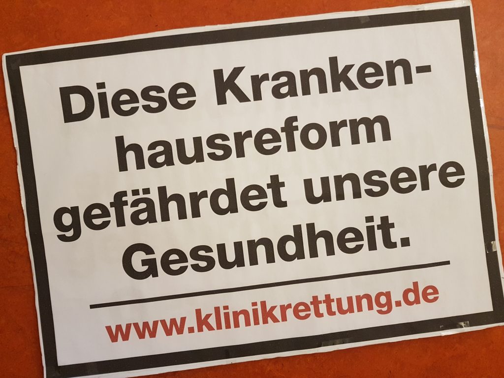 Heute beraten die Gesundheitsministerinnen und – minister von Bund und Ländern über die Korrekturen bei der Krankenhausreform. Von der ursprünglichen Kritik der CDU/CSU an der Krankenhausreform ist mittlerweile nicht mehr viel übrig. Die aktuelle Gesundheitsministerin Nina Warken will die Reform nur geringfügig korrigieren. Das Bündnis Klinikrettung kritisiert das in seiner Pressemitteilung.