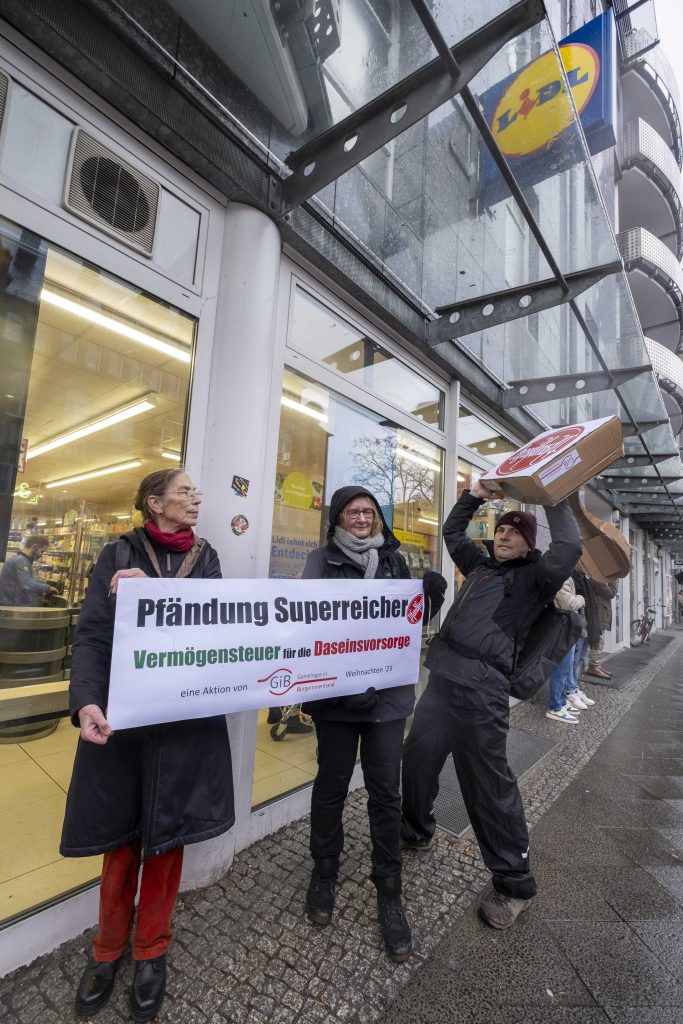 Aktive von Gemeingut in BürgerInnenhand (GiB) haben mit symbolischen Pfändungen von Superreichen begonnen. Exemplarisch fanden Aktionen vor Filialen von LIDL, Aldi und BMW statt. Gemeingut fordert die Politik auf, zugunsten von Investitionen die im Grundgesetz verankerte Vermögensteuer wieder zu aktivieren.