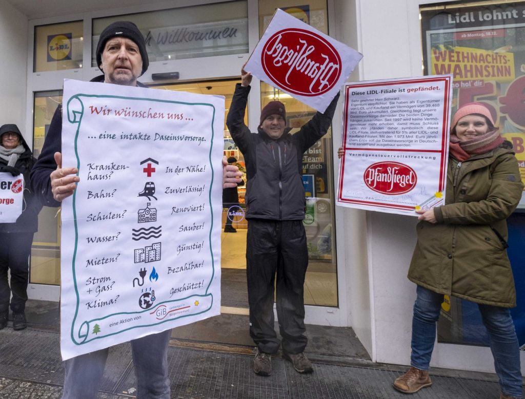 Der Staat lässt in Deutschland die Infrastrukturen verfallen. Der Umfang des Verfalls dringt erst langsam ins öffentliche Bewusstsein, tatsächlich ist aber der Schaden bereits immens. Durch diese Substanzvernichtung schrumpft das öffentliche Vermögen. Private Vermögen hingegen wachsen immer weiter, auch aufgrund von Privatisierungen der Daseinsvorsorge. Abhilfe schaffen
kann die Vermögenssteuer.