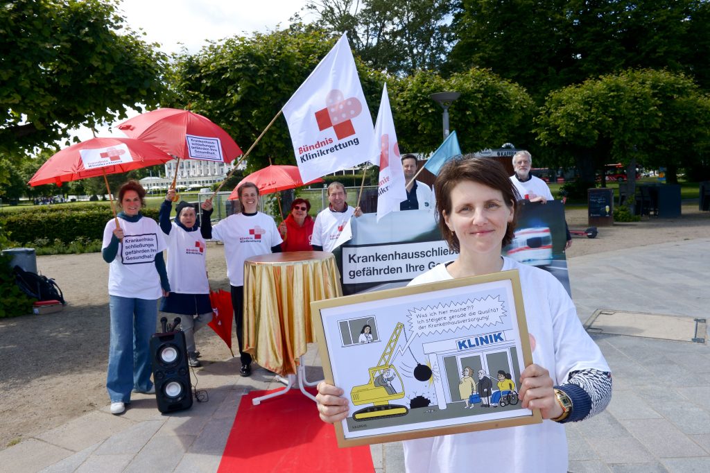 Anlässlich der Gesundheitsministerkonferenz (GMK) protestierte das Bündnis Klinikrettung gegen die geplante Krankenhausreform. Das Bündnis überreichte seinen Schmähpreis für Klinikschließer, die „Goldene Abrissbirne“ auf der Travemünder Strandpromenade an die anwesenden LandesgesundheitsministerInnen.