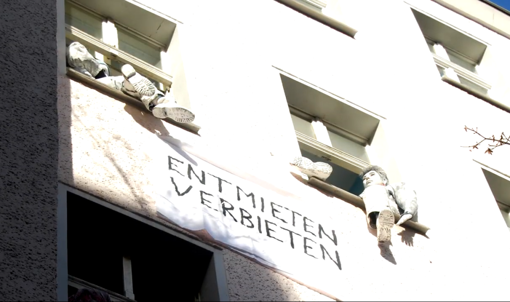 Am Sonntag fand die Premiere des zweiteiligen Films „Sold City – wenn Wohnen zur Ware wird“ statt. Ab 6. Juni ist der Film bundesweit zu sehen und steht auch für privat organisierte, nichtkommerzielle Aufführungen zur Verfügung. Der Film gibt Antworten darauf, woher die enormen Mietpreissteigerungen kommen, wem sie nützen und welche realistischen Alternativen es gibt.