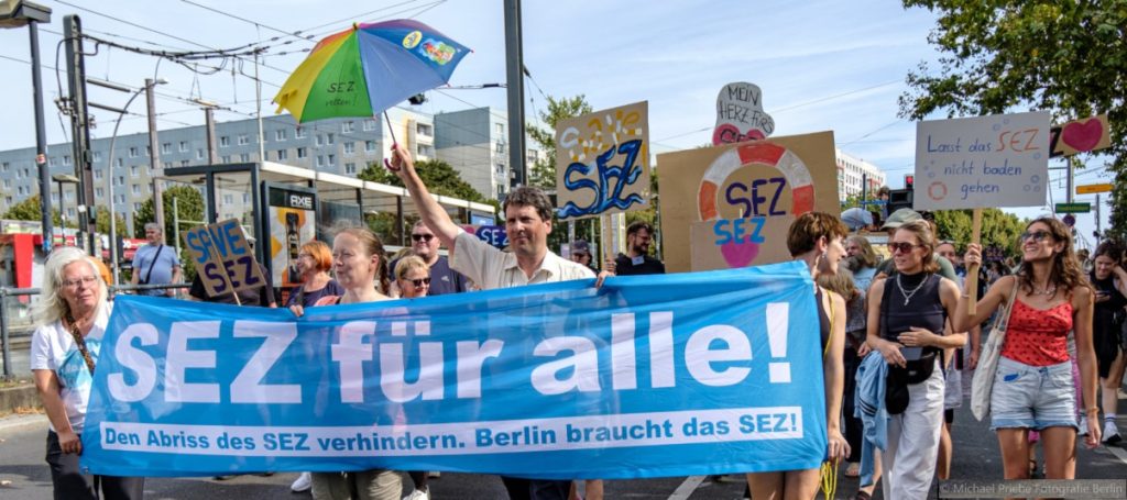 Wie gestern Abend bekannt wurde, hat das Landesdenkmalamt (LDA) Berlin die erneute Prüfung der Denkmalwürdigkeit des SEZ bereits abgeschlossen. Eine Unterschutzstellung des SEZ wird abgelehnt, acht Zeilen Begründung reichen dem Landesdenkmalamt dafür. Das darf nicht das Ende der Geschichte des SEZ sein!